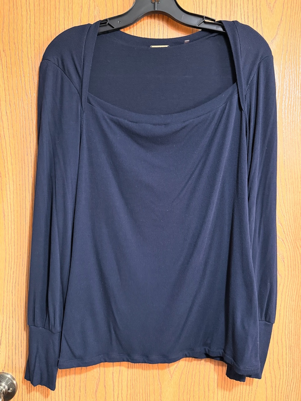 EUC Elie Tahari Top in Navy with Long Sleeves and Scoop Neck